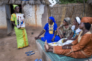 Une femme enseigne à d'autres femmes au Sénégal