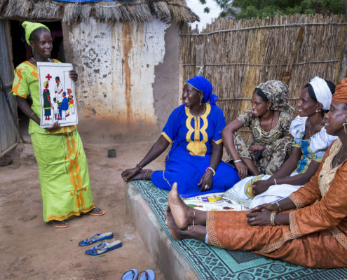 Une femme enseigne à d'autres femmes au Sénégal