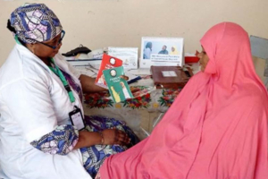 A female health worker discusses FP with a woman using the Promise tool during a counseling session in Niger