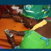 Au Niger, une femme utilise un téléphone pour saisir des données