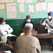 Réunion d'un groupe de base communautaire en Guinée