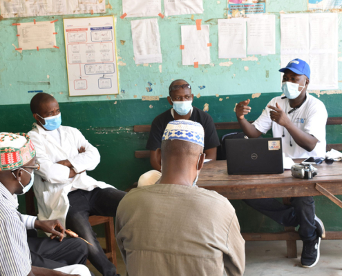 Réunion d'un groupe de base communautaire en Guinée