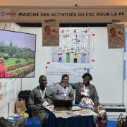 Trois personnes de l'équipe de Breakthrough ACTION Sahel RISE II du Burkina Faso
